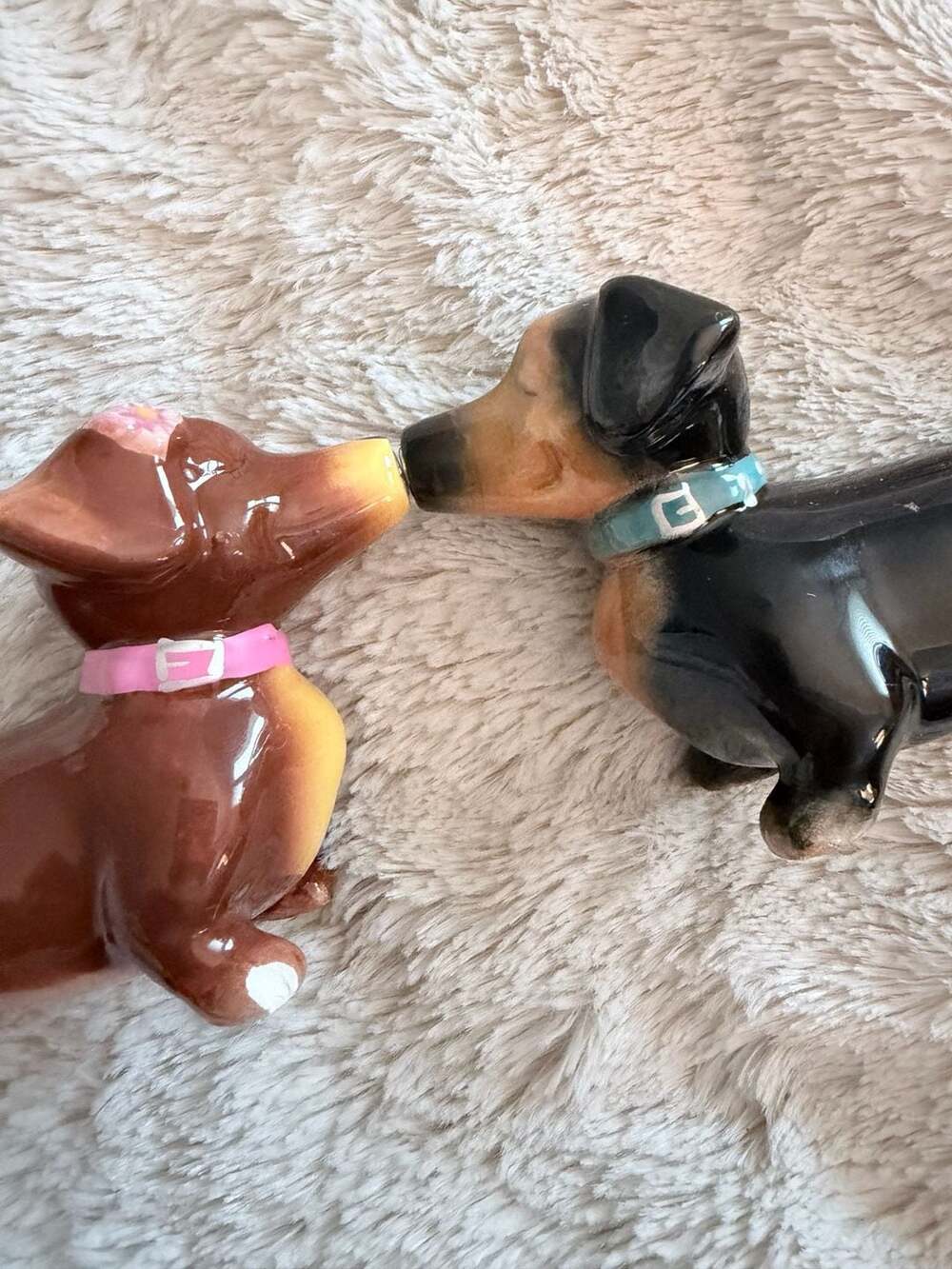 Pacific Giftware Kissing Dachshund Dog Magnetic Salt and Pepper Shakers Set